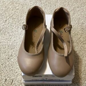 Dancing Fair tan tap shoes. Kids size 10M
